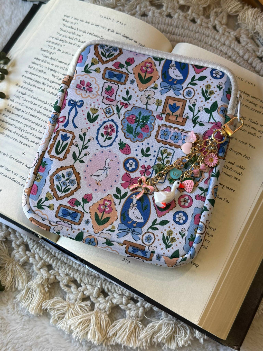 Reading Coquette Goose Kindle Sleeve | Kindle Sleeve |