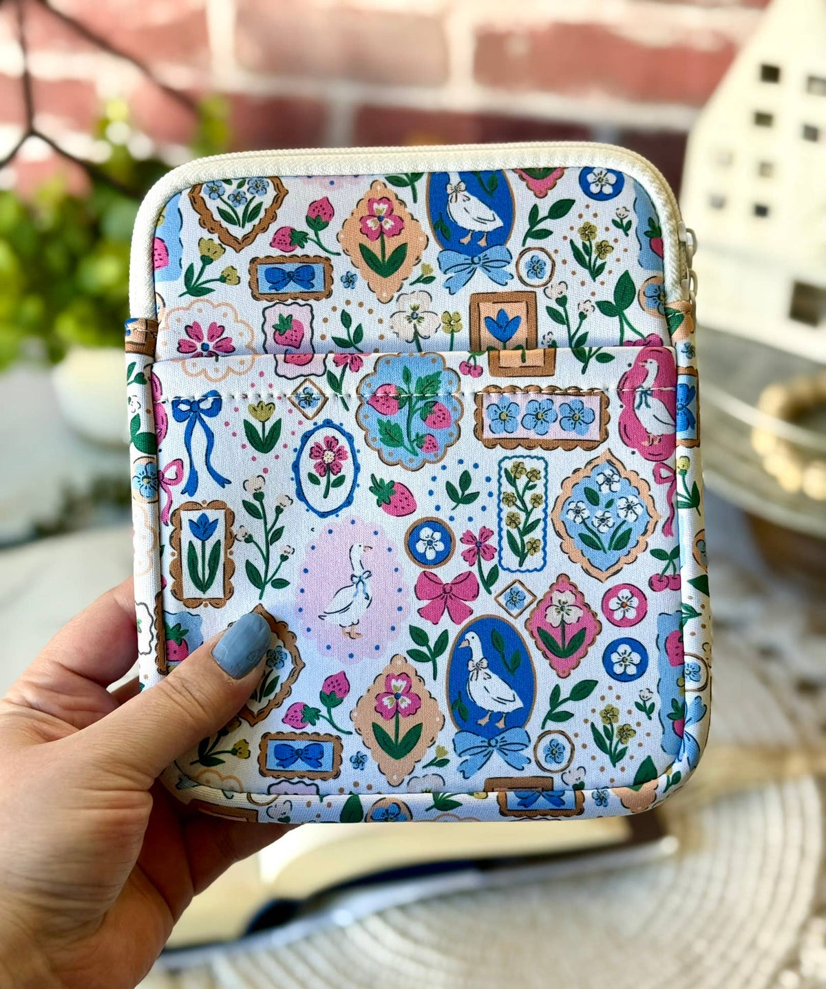 Reading Coquette Goose Kindle Sleeve | Kindle Sleeve |