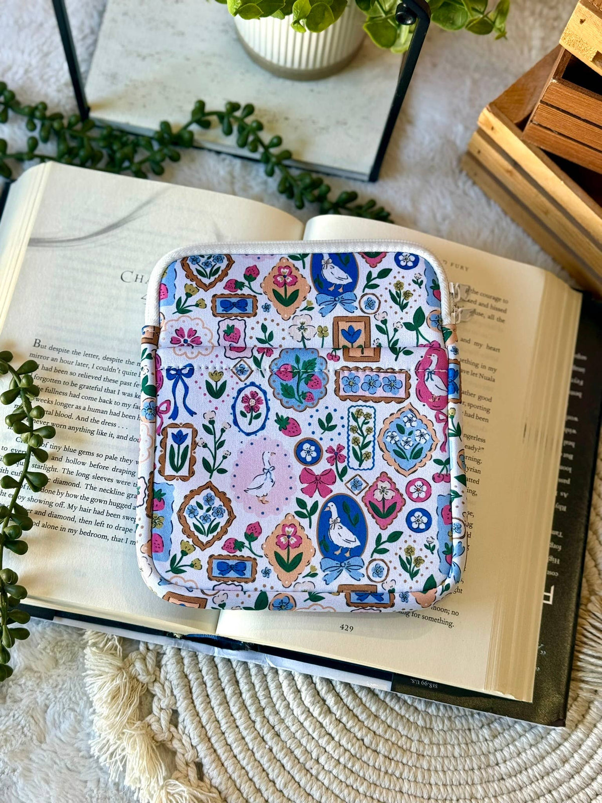 Reading Coquette Goose Kindle Sleeve | Kindle Sleeve |